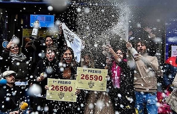 winners of worlds richest lottery el gordo celebrate