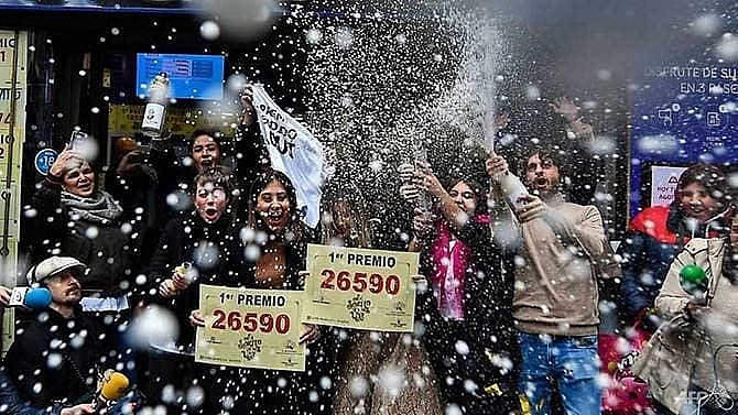 winners of worlds richest lottery el gordo celebrate