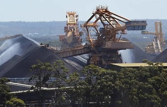 Australia PM defends coal as climate-fuelled bushfires burn