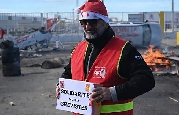Gloomy Christmas Eve on 20th day of French strike