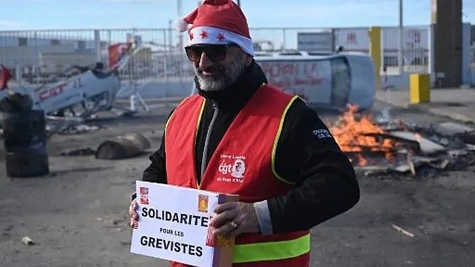 gloomy christmas eve on 20th day of french strike