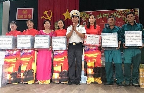 Tet gifts presented to soldiers on Song Tu Tay island
