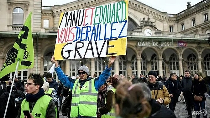 french government unions exchange barbs in strike deadlock