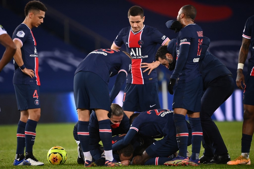 lyon defeat psg as neymar stretchered off with ankle injury