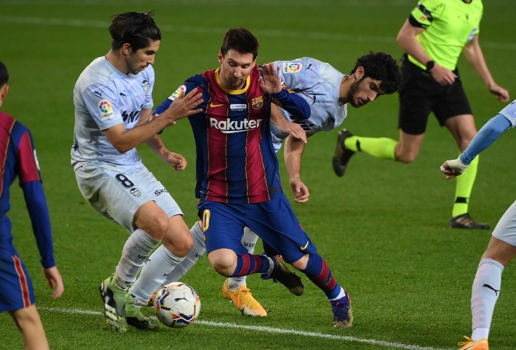 messi equals pele goal record but barca lose more ground