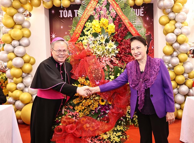 na leader pays pre christmas visit to archdiocese of hue