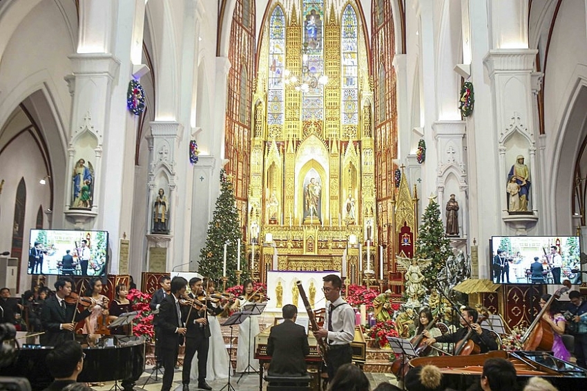cities provinces bustling in christmas atmosphere
