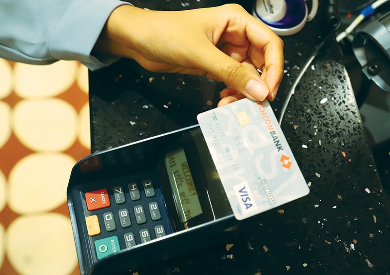 There are more and more options for customers instead of just using cash, Photo: Le Toan