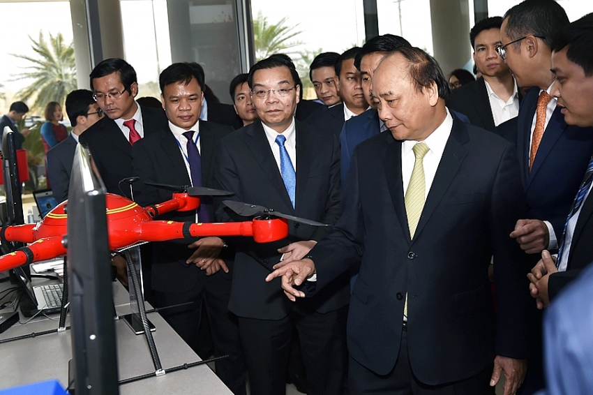 prime minister visits hoa lac hi tech park