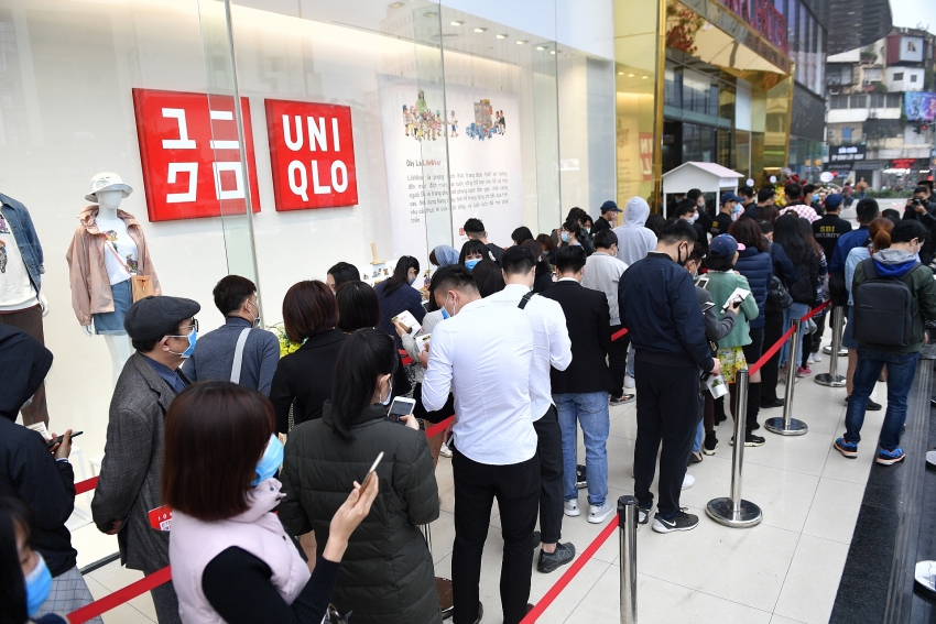 fashionaholics excited over official launch of uniqlo in hanoi