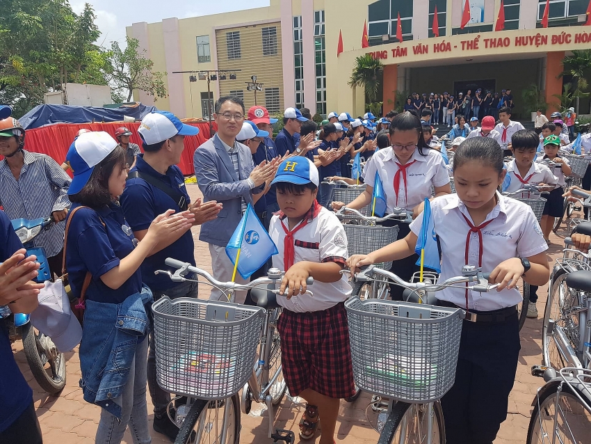 shinhan bank helps underprivileged students on journey to school