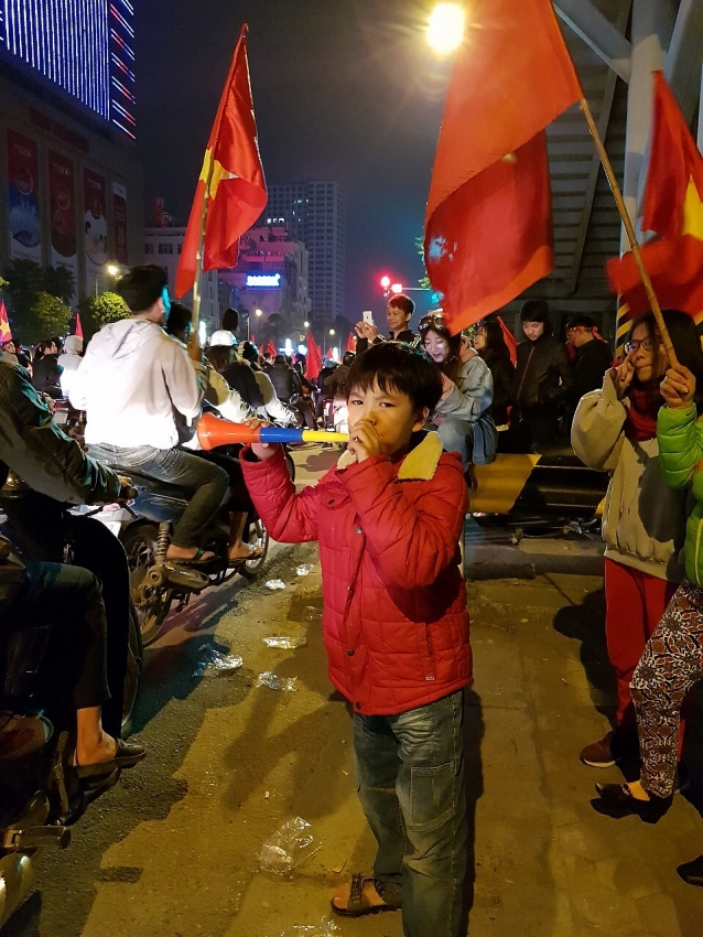 millions fill hanois street to cheer with vietnamese football team
