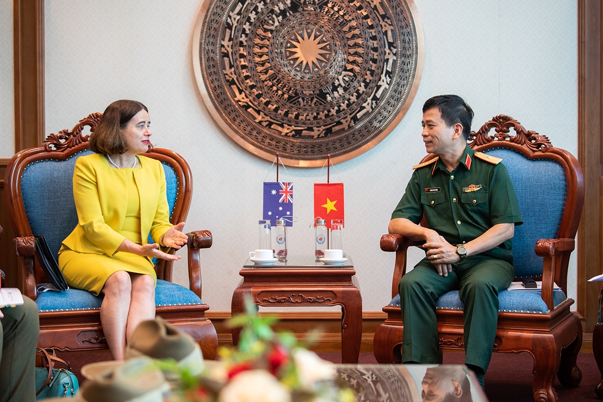 Australian Ambassador discusses women in leadership with Vietnamese Peacekeepers