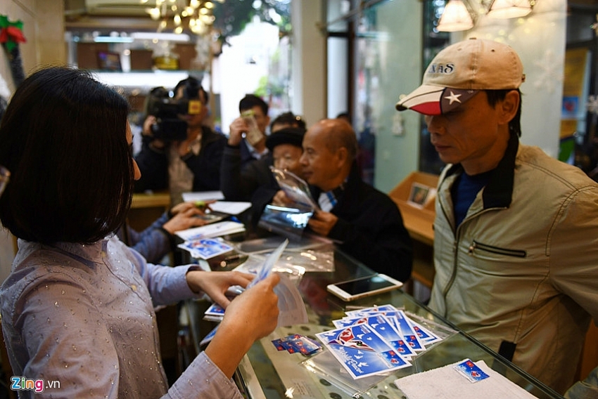 people crowded together to buy silver coins celebrating dprk us summit