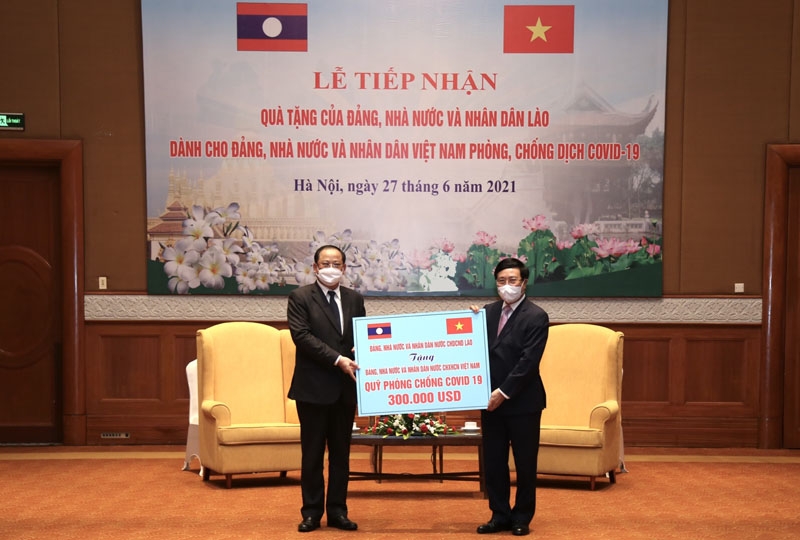 Laos donates $300,000 into Vietnam's Vaccine Fund