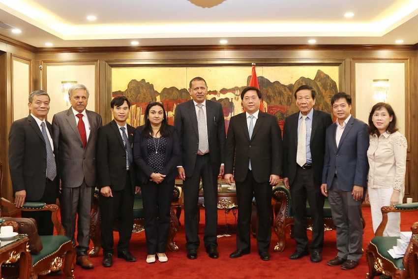 MPI Deputy Minister Tran Duy Dong receive chairman of PDA Trade Fairs