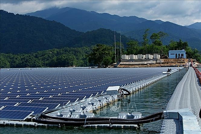 Quang điện mặt trời nổi quy mô lớn đầu tiên được lắp đặt tại Việt Nam