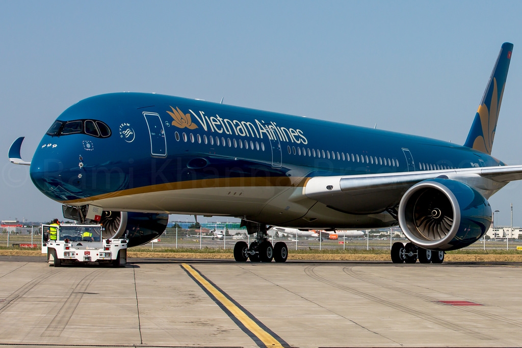 Two aircrafts of Vietnam Airlines to sale and leaseback