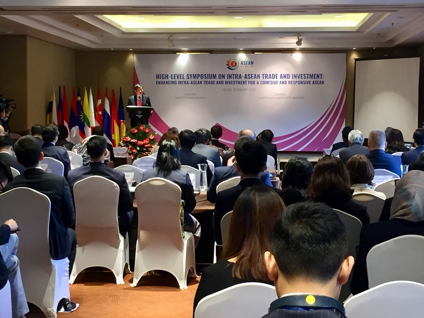 policymakers gather for symposium on intra asean trade in hanoi