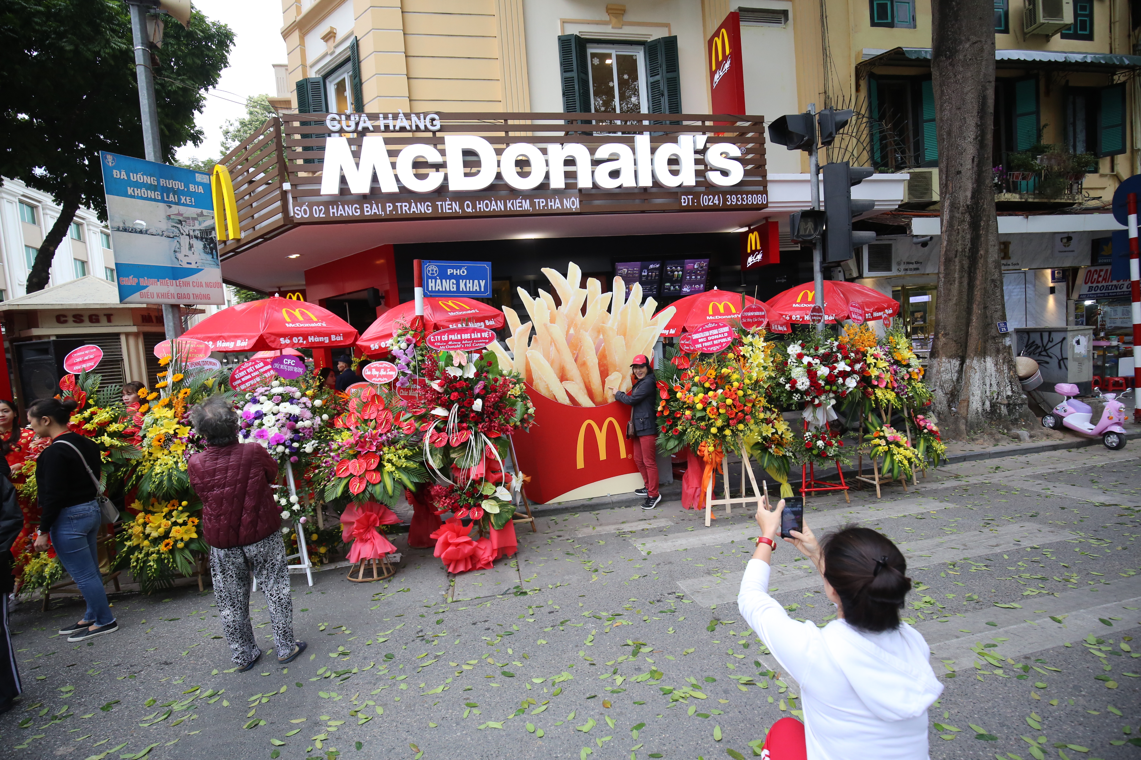 mcdonalds opens first restaurant in hanoi
