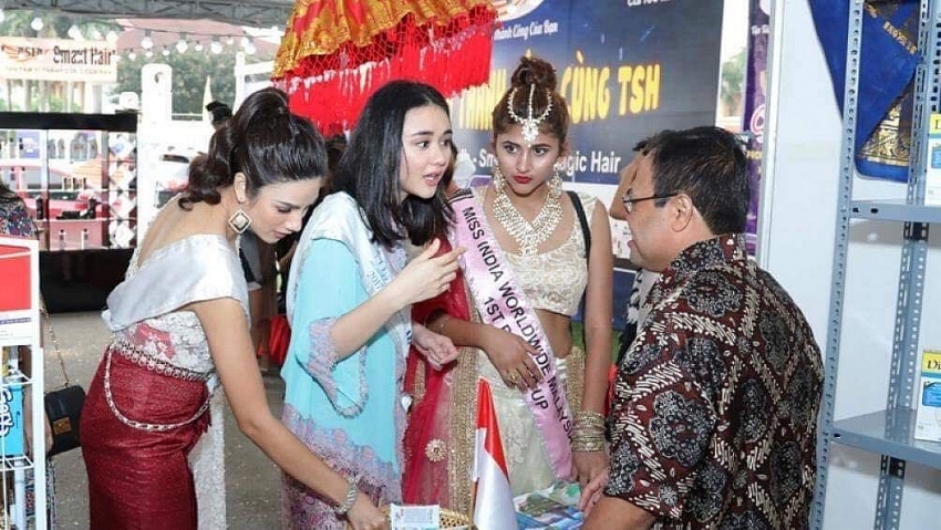 asean business women promoting traditional villages and tourism