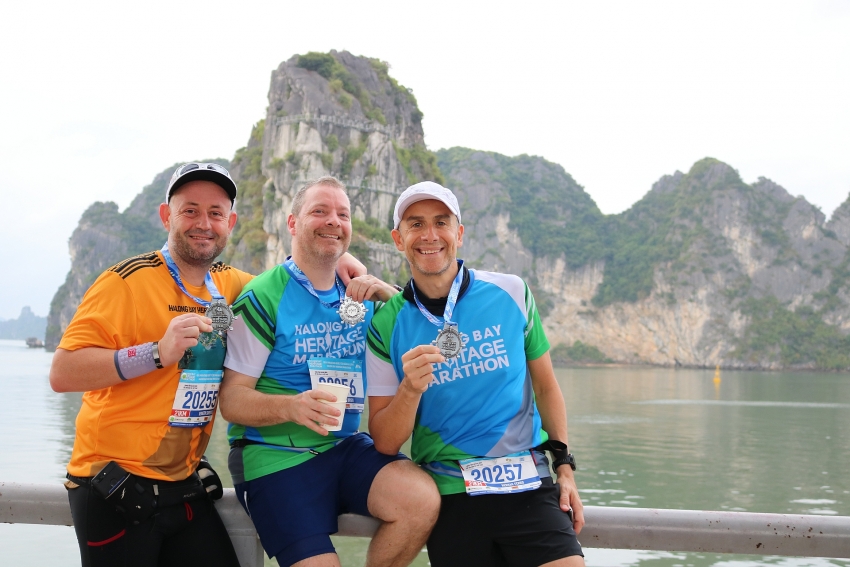 some 3000 runners take on halong heritage marathon