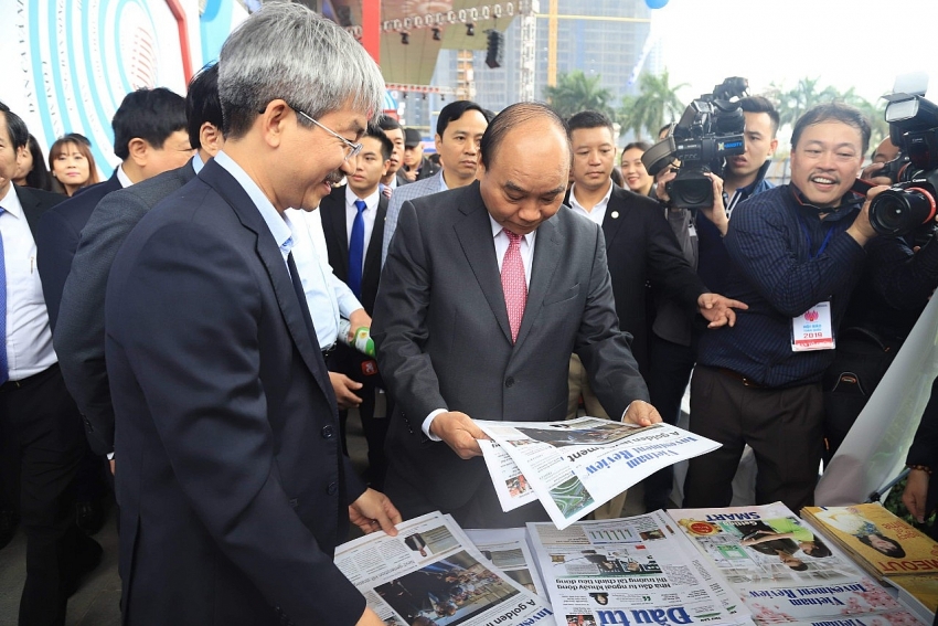 prime minister nguyen xuan phuc visited vir s booth at national press festival