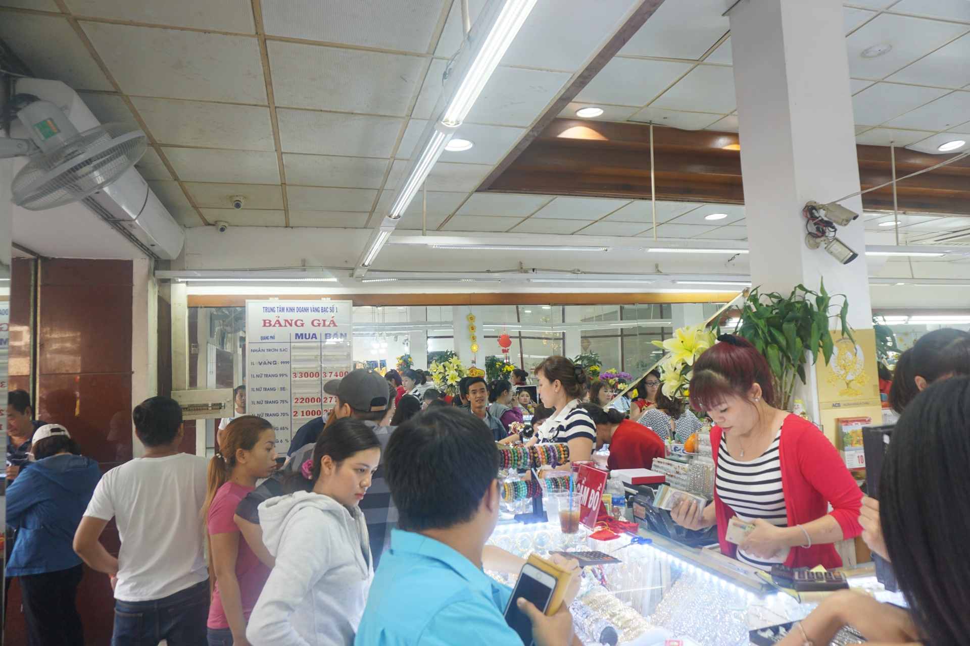 Ho Chi Minh City's gold shops crowded on the God of Wealth Day
