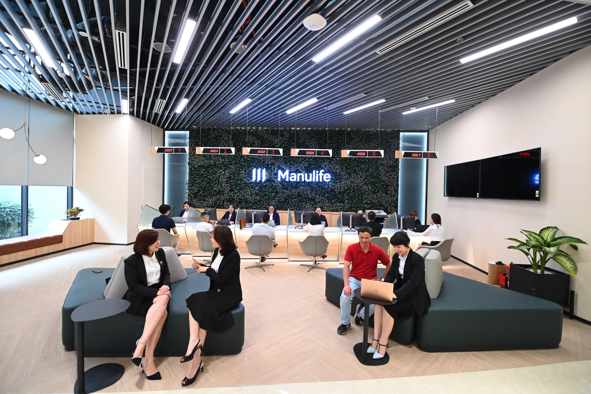 Manulife Vietnam brings customers and advisers together in workplace of the future