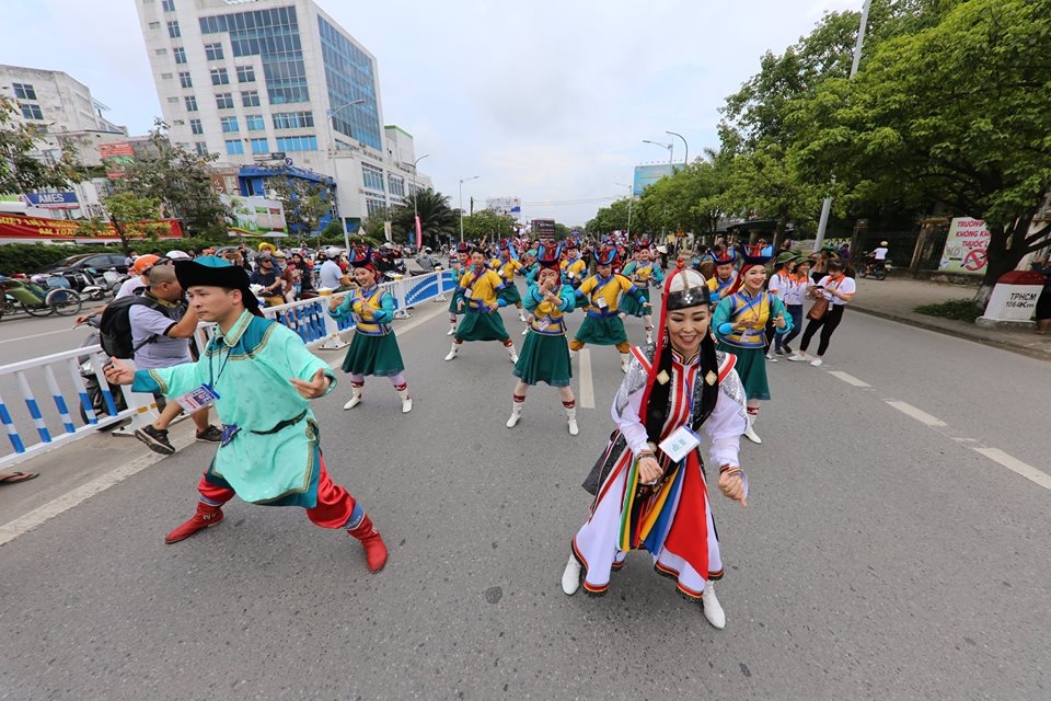 vietnamese and foreign people celebrate four day holiday