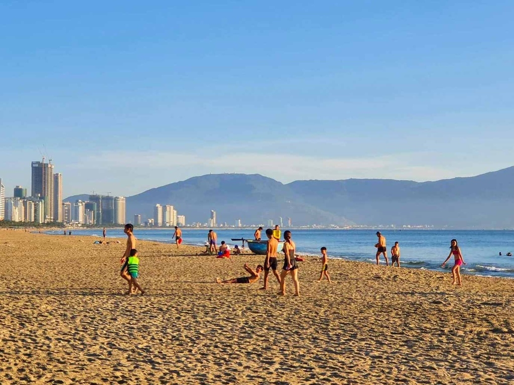 Danang lifts ban on swimming and eating out