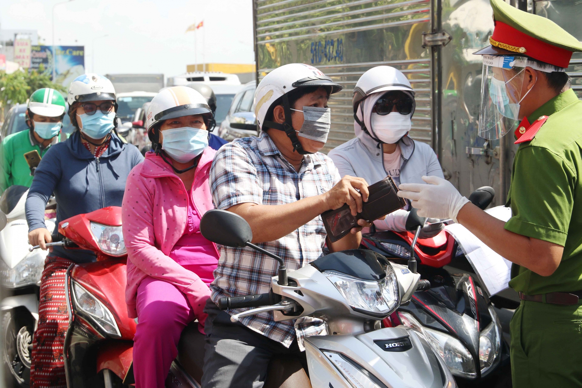 Ho Chi Minh City prevents people from going outside without proper reason