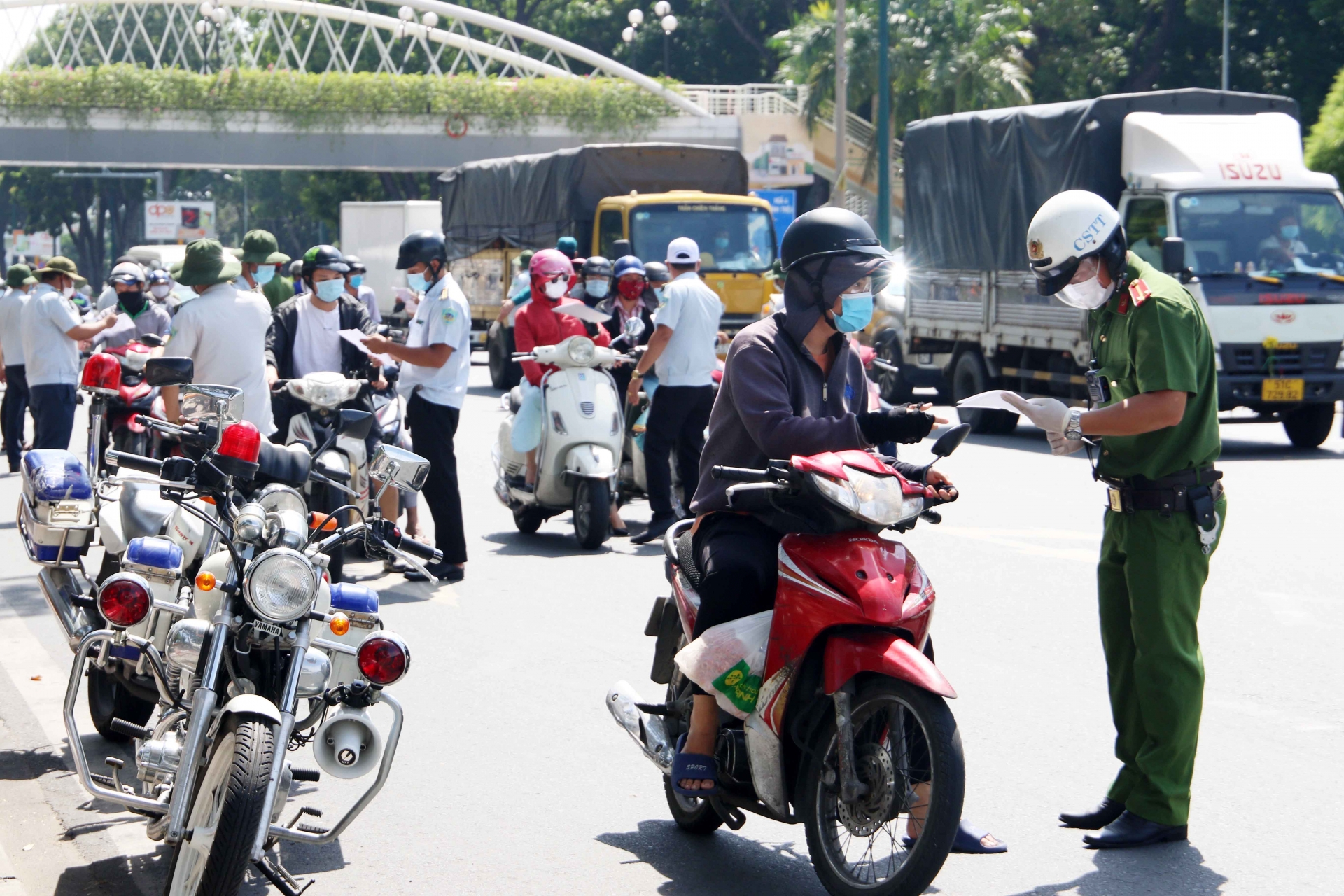 Ho Chi Minh City prevents people from going outside without proper reason