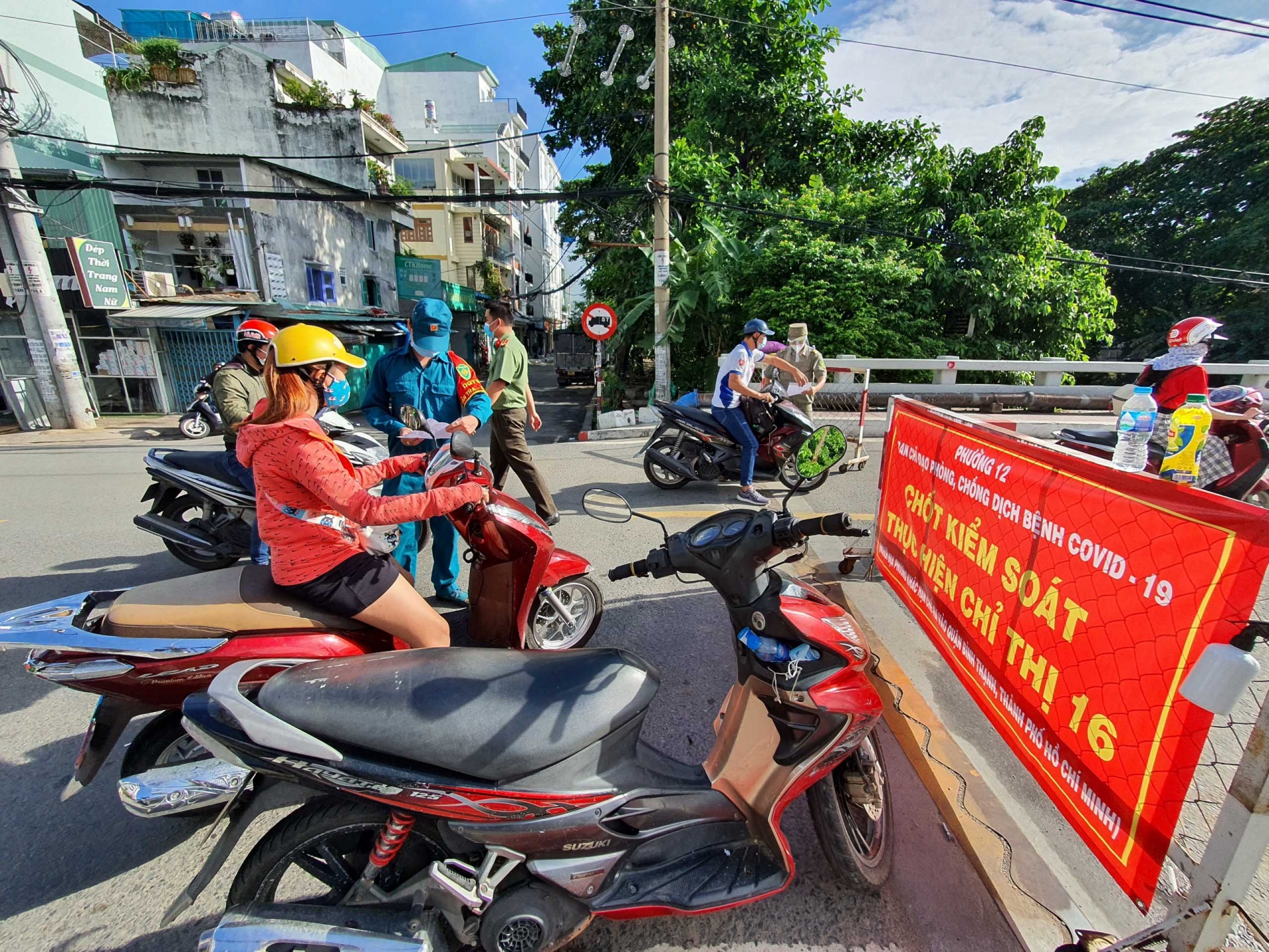 Ho Chi Minh City prevents people from going outside without proper reason