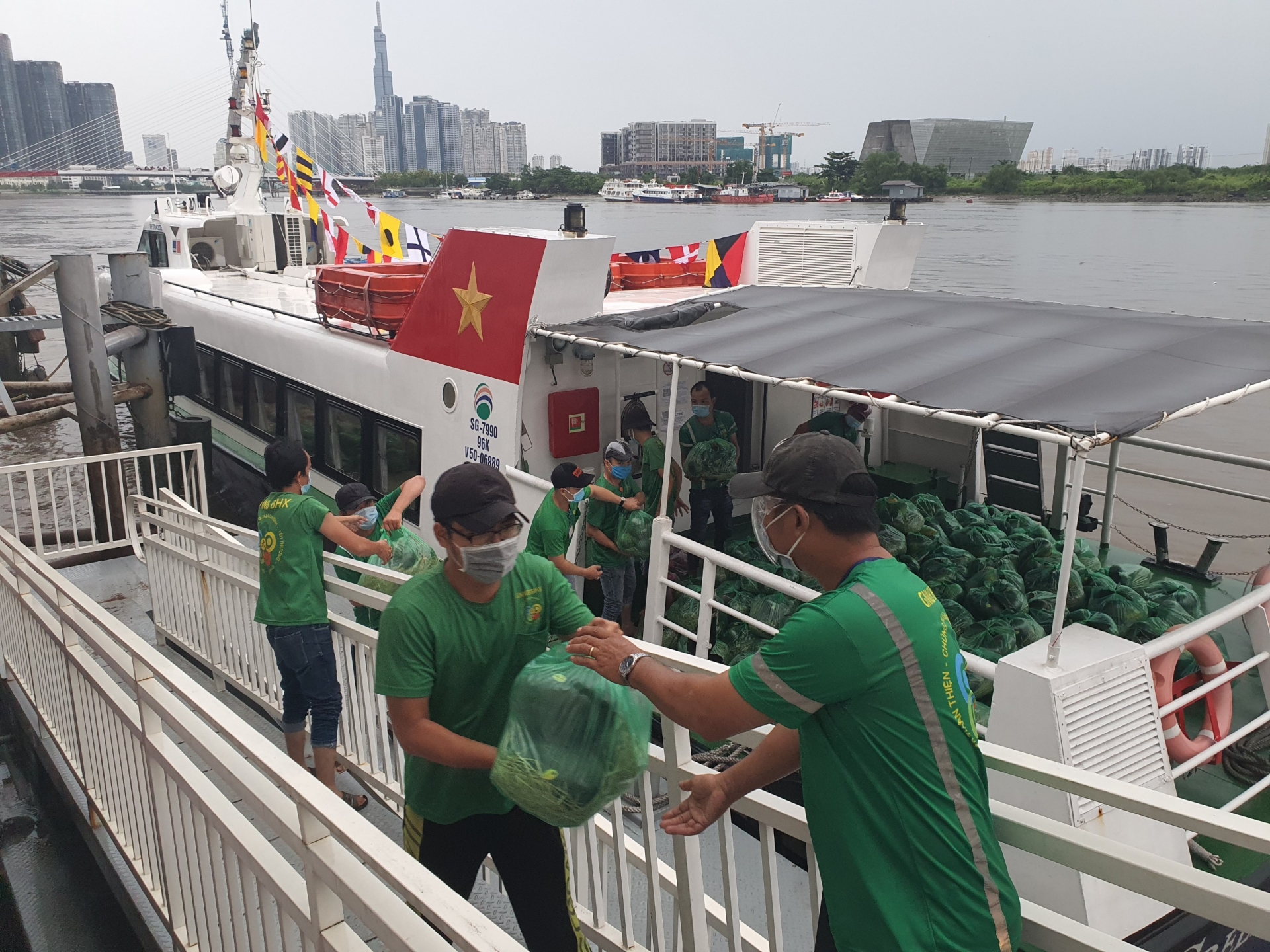 High-speed boats transport first shipment of fruit and vegetables to Ho Chi Minh City