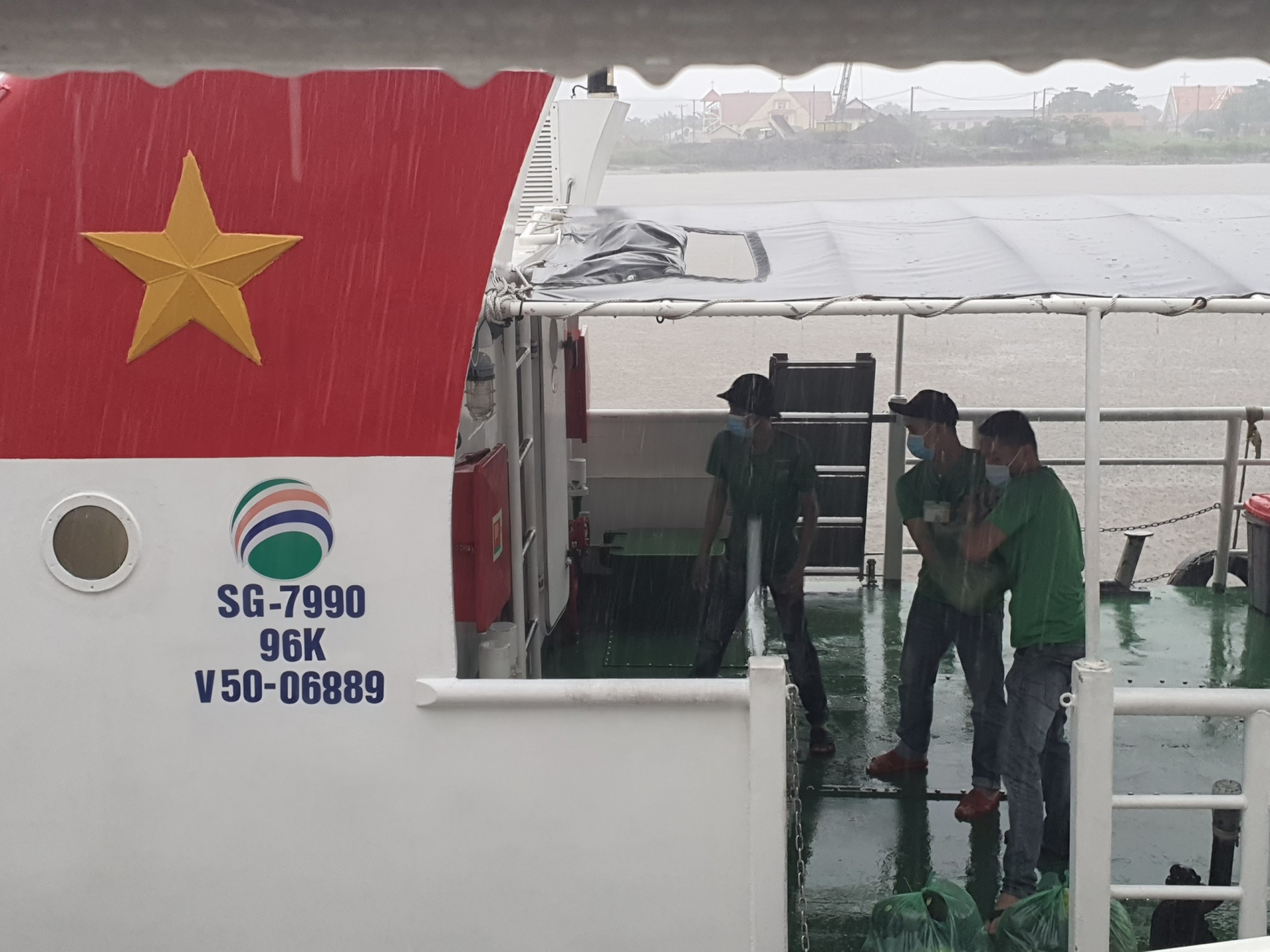 A high-speed boat transported the first shipment of vegetables and fruit to Ho Chi Minh City