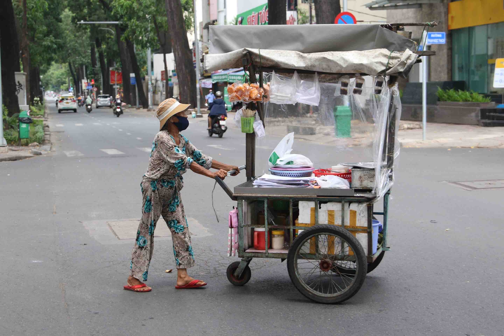 Ho Chi Minh City bans people go out from 6pm