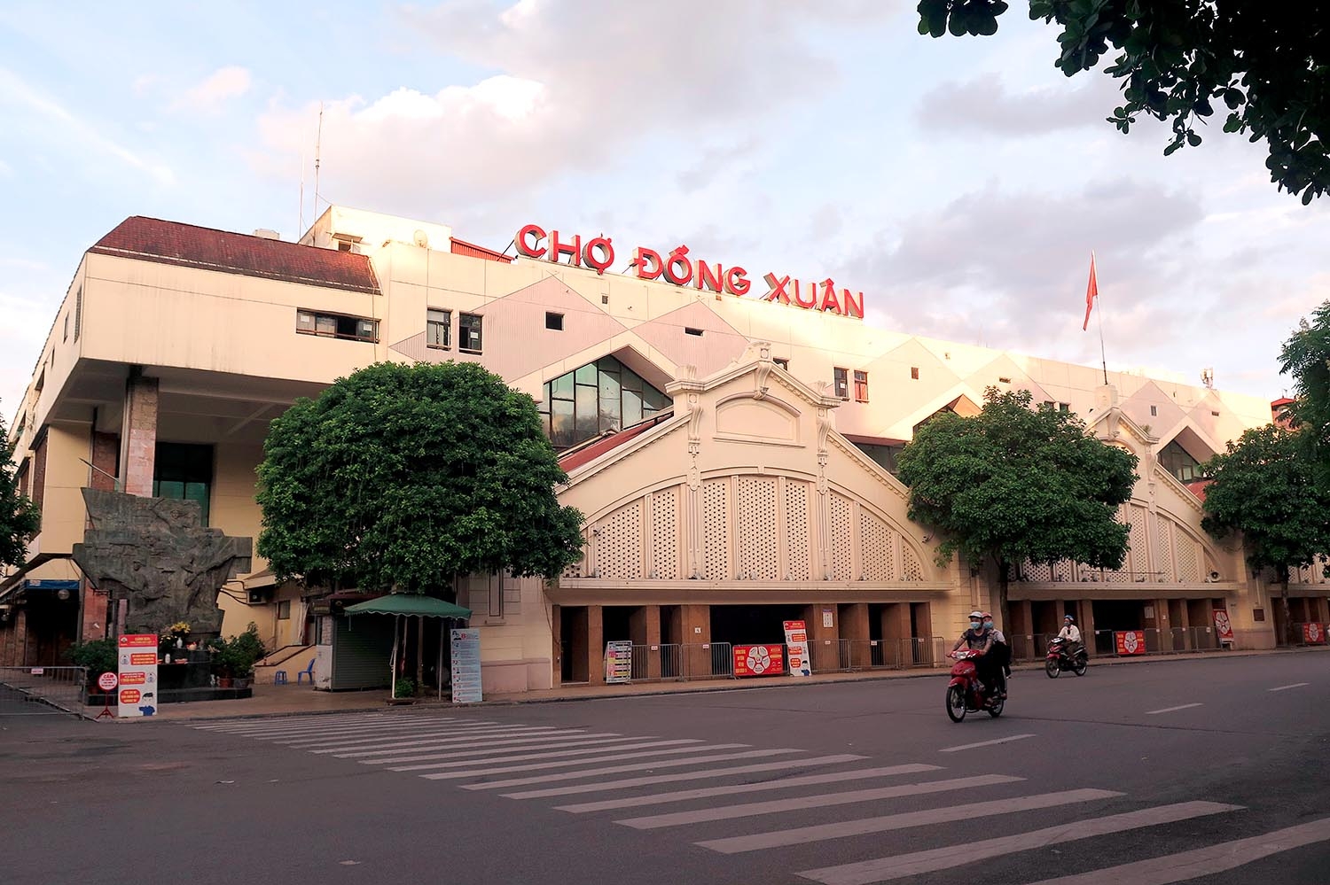 Social distancing empties out streets of Hanoi