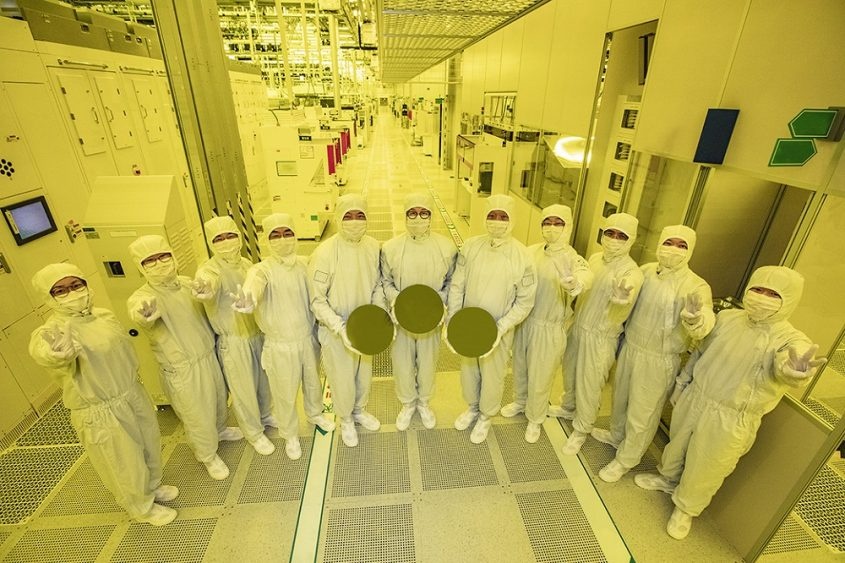 Samsung marks its first shipment of cutting-edge 3nm chips