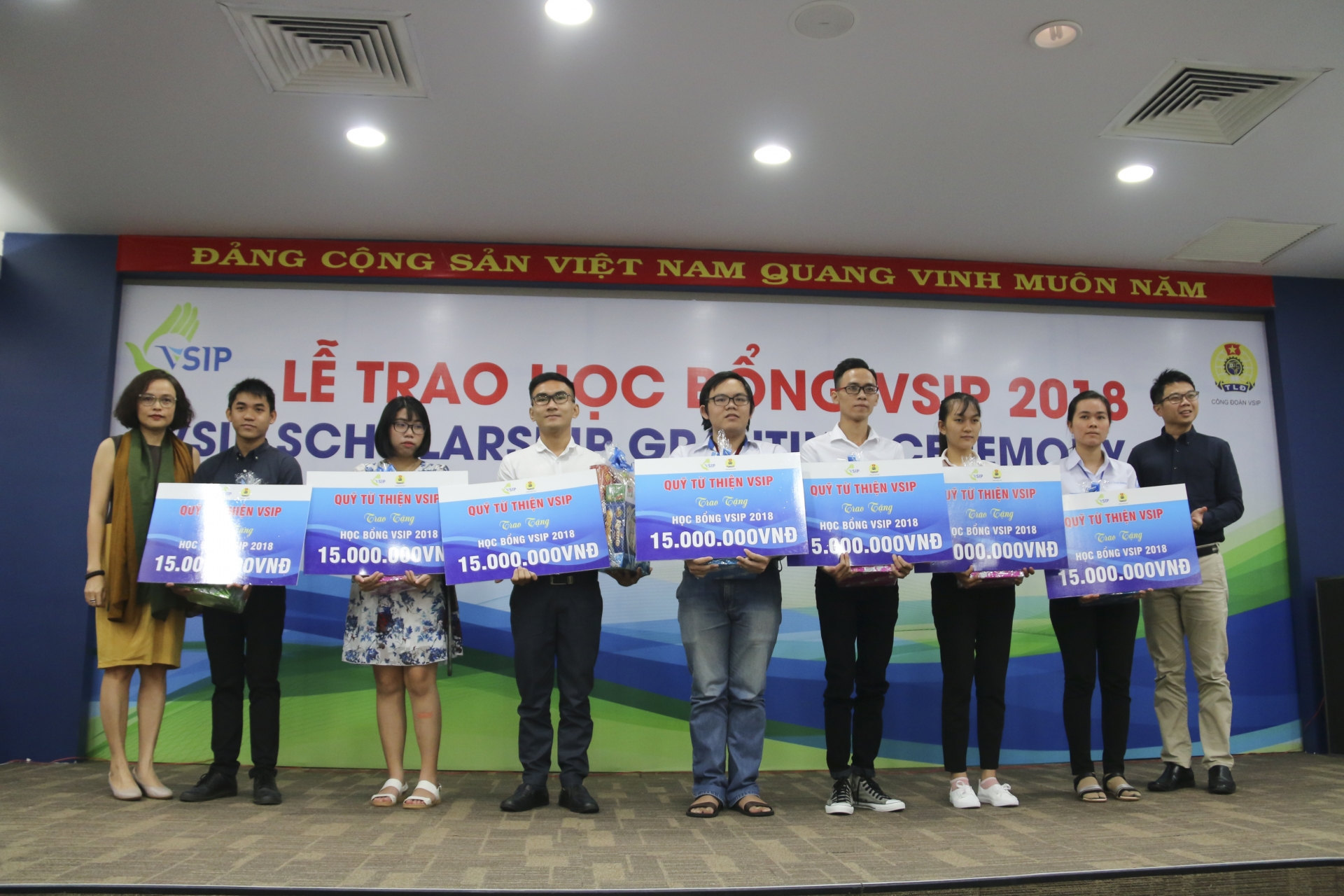 VSIP Charity Fund grants scholarships for students in Binh Duong