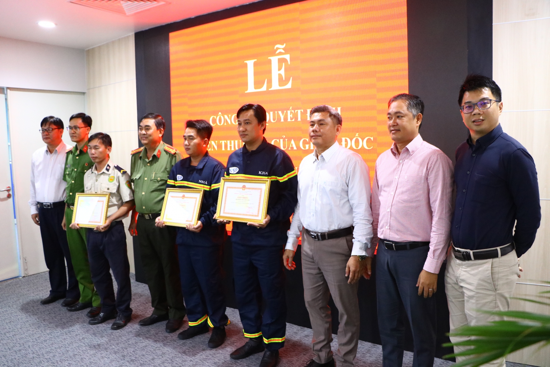 VSIP Binh Duong firefighting team rewarded for father-daughter rescue