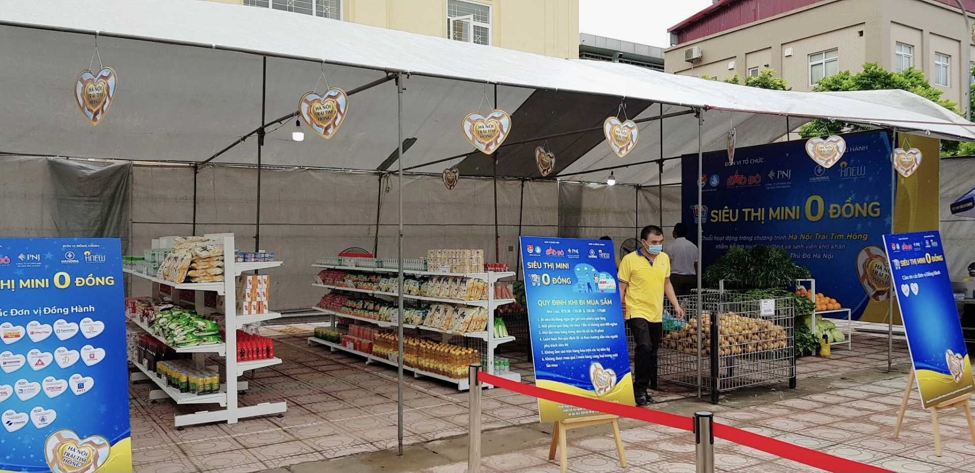 Zero dong minimarts open to support the poor in Hanoi