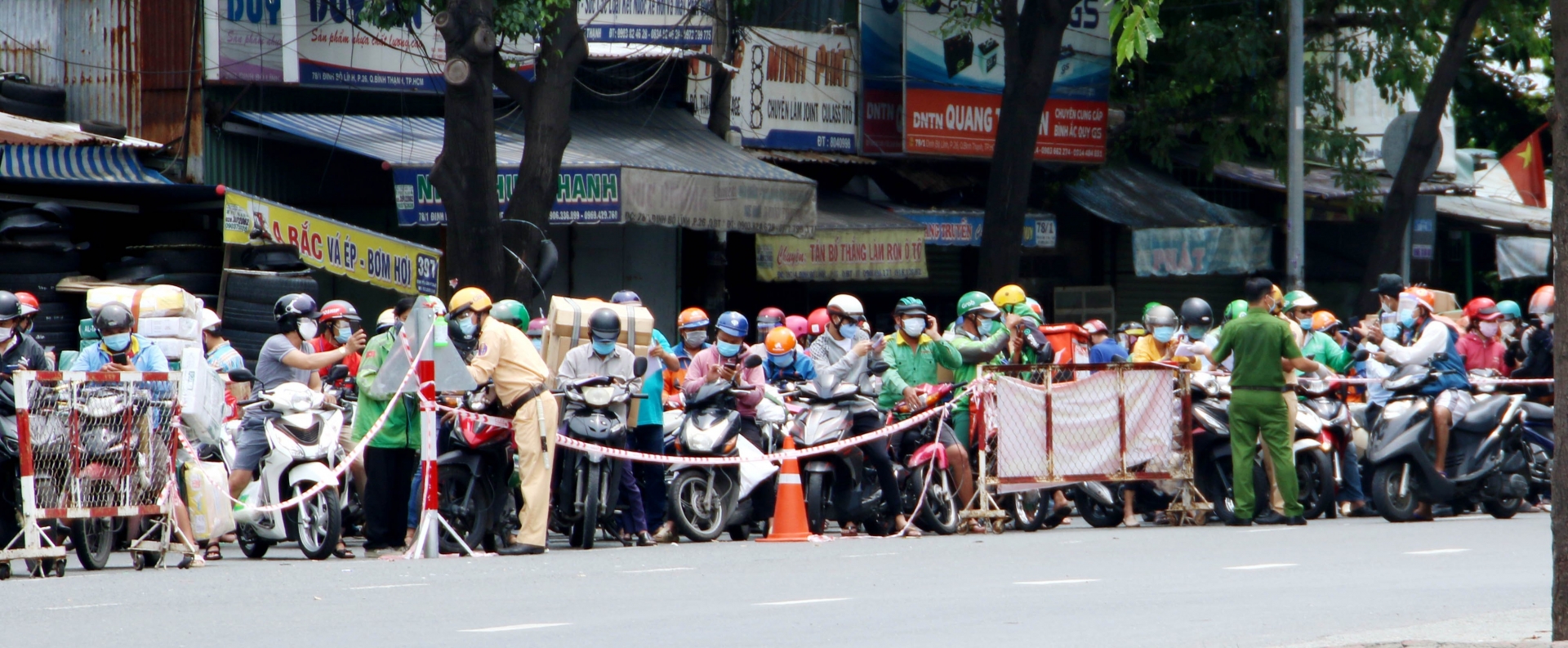 Thousands of workers attempt to return home amid COVID-19 spike in Ho Chi Minh City