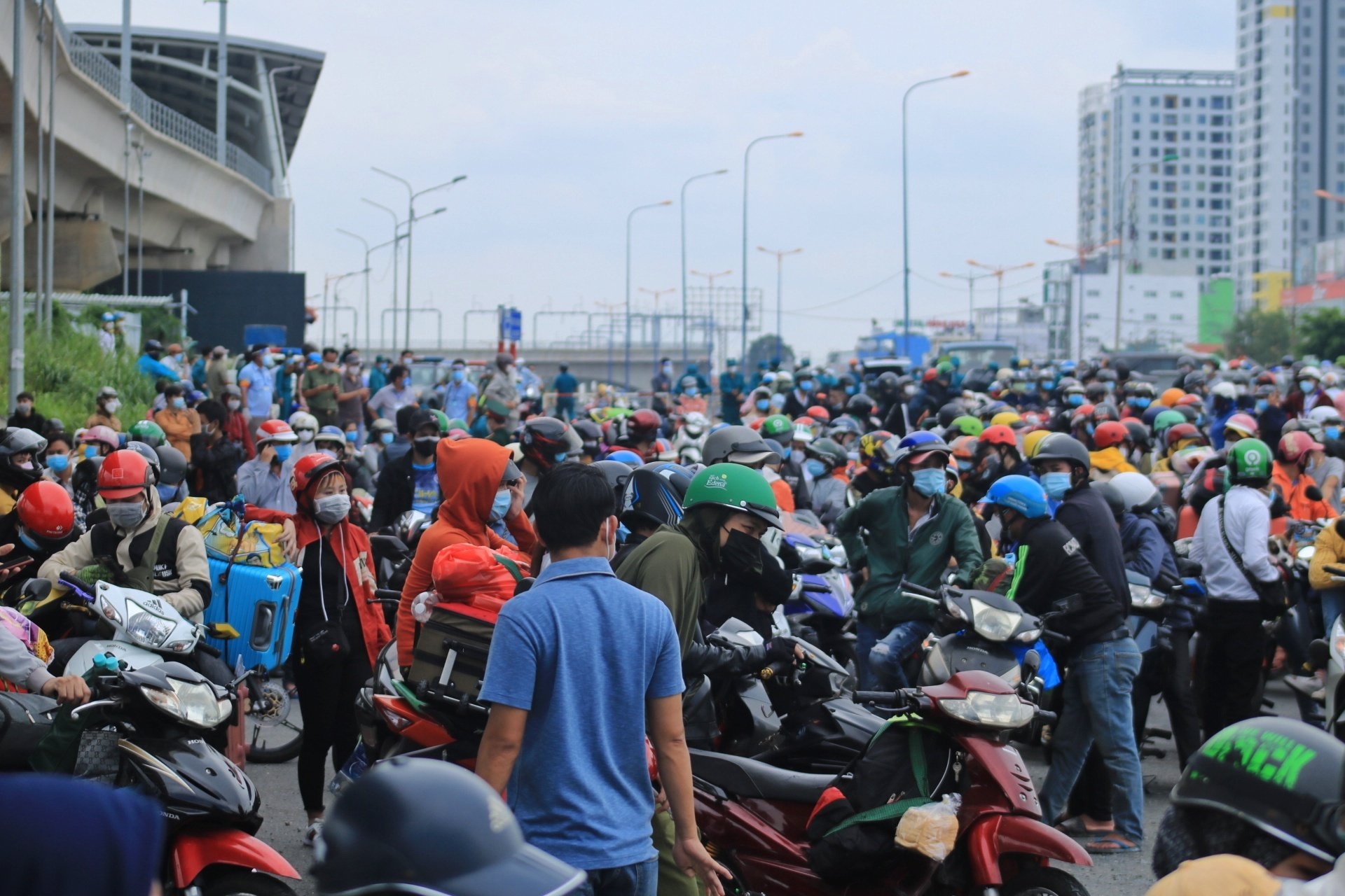 Thousands of workers attempt to return home amid COVID-19 spike in Ho Chi Minh City