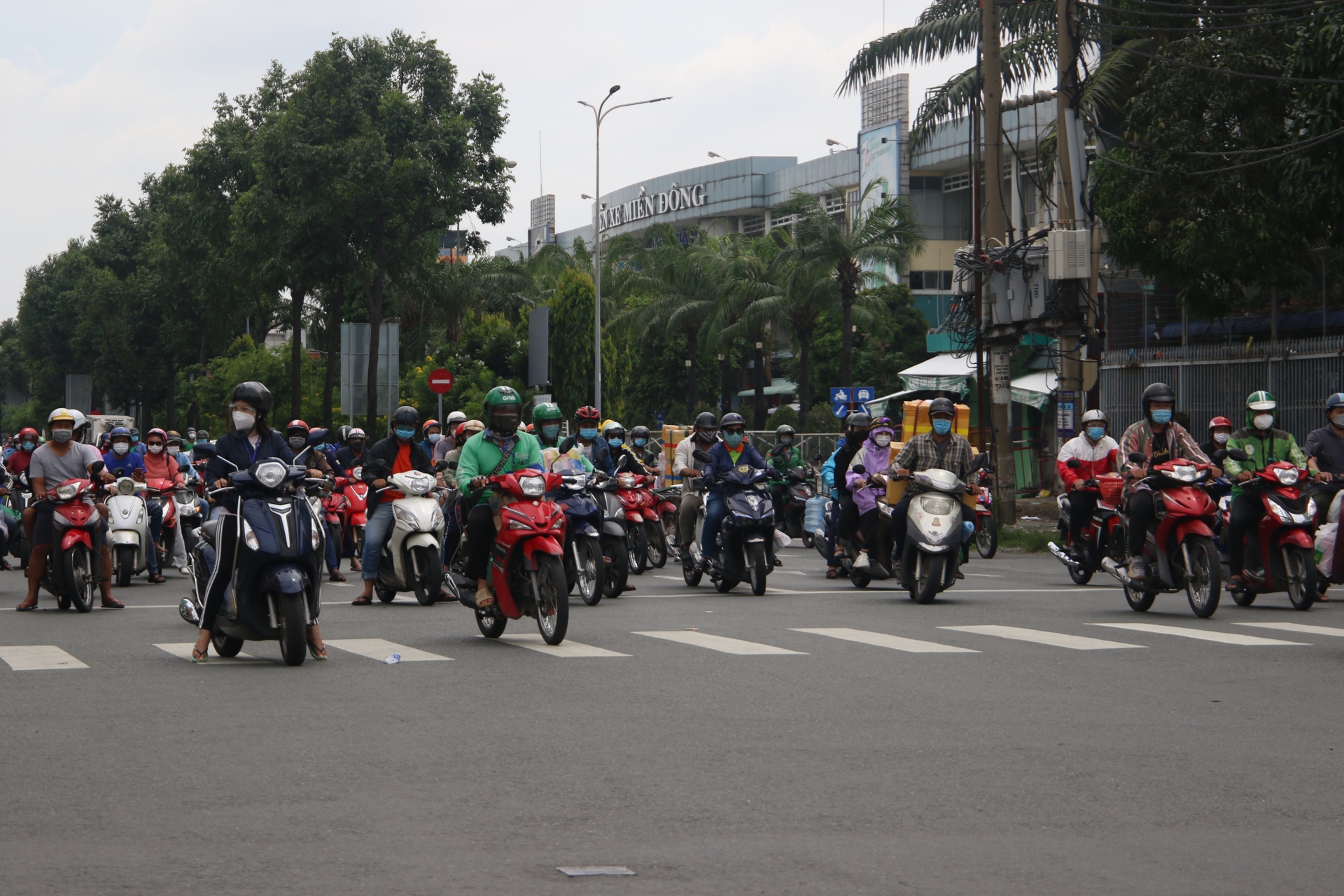 Thousands of workers attempt to return home amid COVID-19 spike in Ho Chi Minh City