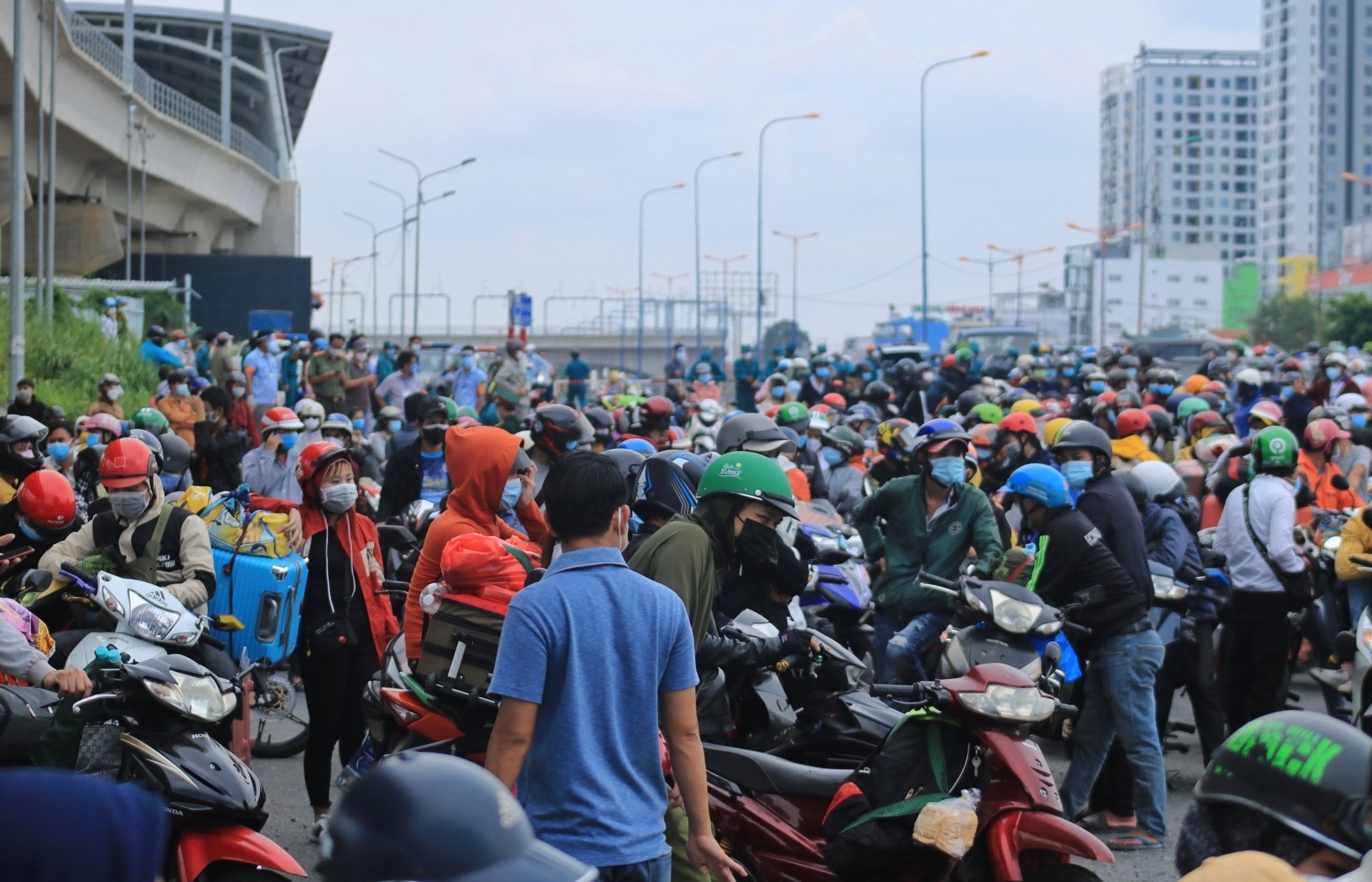 thousands of workers attempt to return home amid covid 19 spike in ho chi minh city