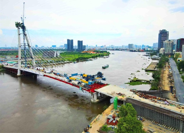 Thu Thiem 2 Bridge completes installation of final steel beams
