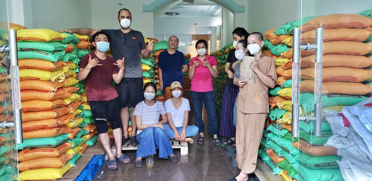 Foreigners and Vietnamese join hands to help the poor