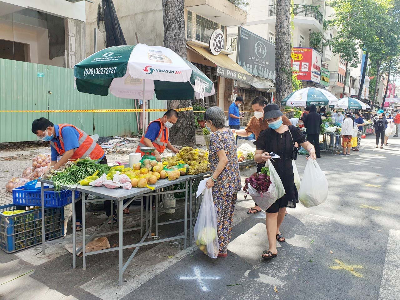 First mobile market opens for people in green areas of District 5