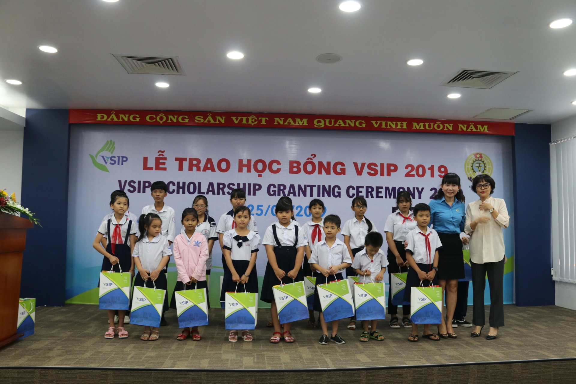 VSIP Charity Fund grants 183 scholarships for students in Binh Duong